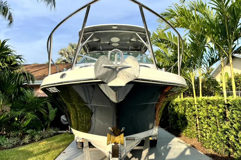 Slide: The Image of Een Robalo R265 Walkaround boot staat op een trailer in een tuin. - 30