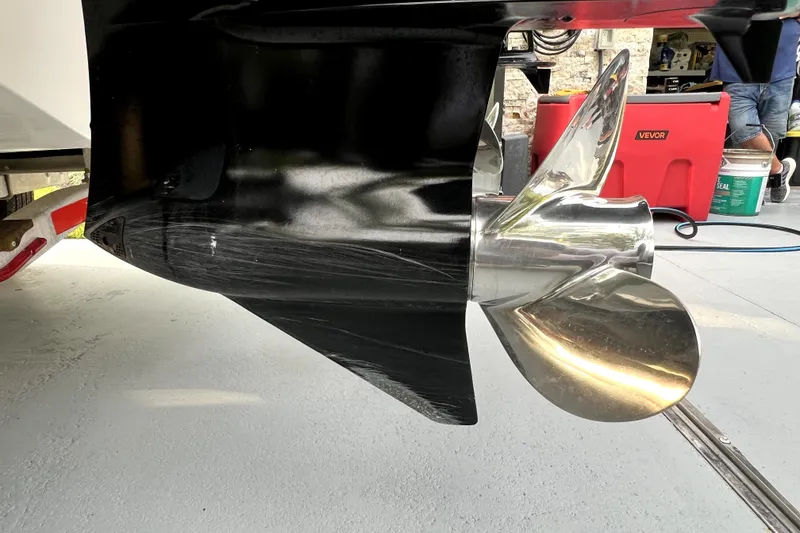Slide: The Image of Close-up van een glanzende bootpropeller in een werkplaats. - 13