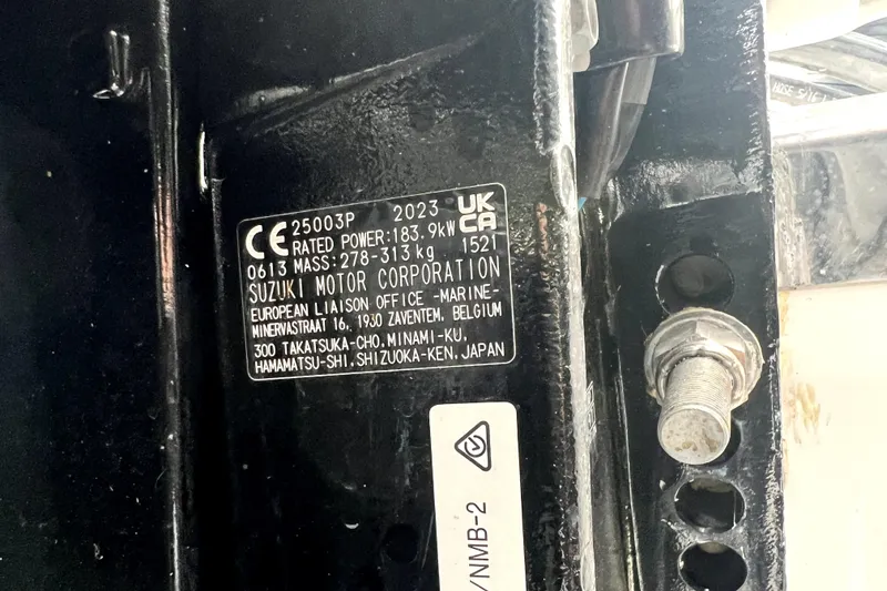Slide: The Image of Primer plano de una etiqueta de motor Suzuki con detalles técnicos. - 17