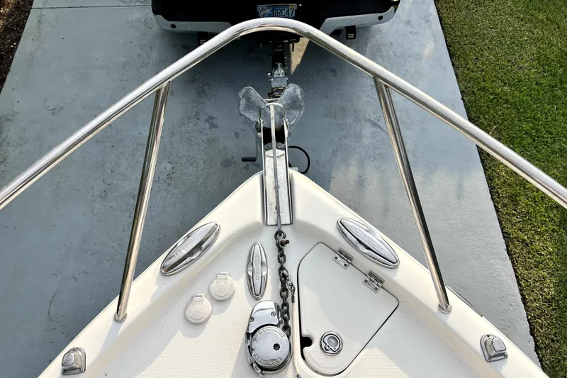 Slide: The Image of Proue d'un bateau avec chaîne d'ancre et remorque. - 53