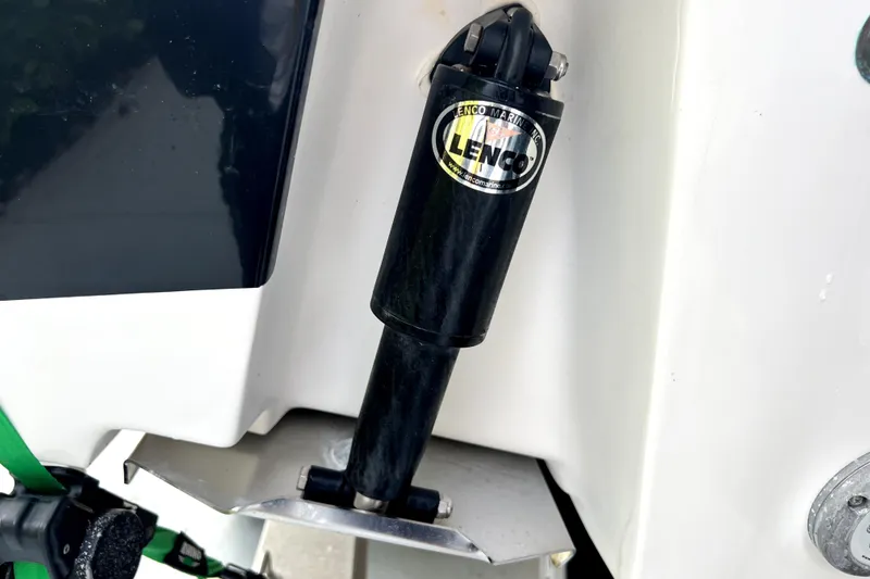 Slide: The Image of Close-up van een Lenco trimvlakcilinder op een boot. - 15