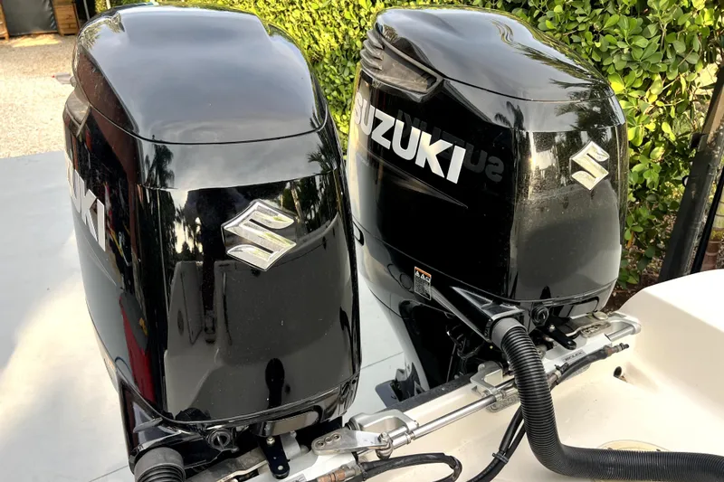 Slide: The Image of Zwei schwarze Suzuki-Außenbordmotoren sind auf einem Boot montiert. - 44
