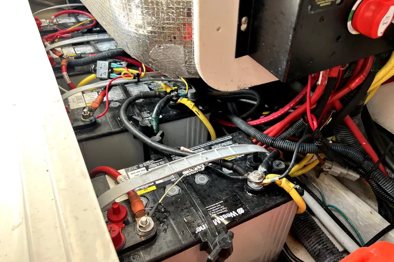 Slide: The Image of Batterijen en kabels in het motorcompartiment van een boot. - 56