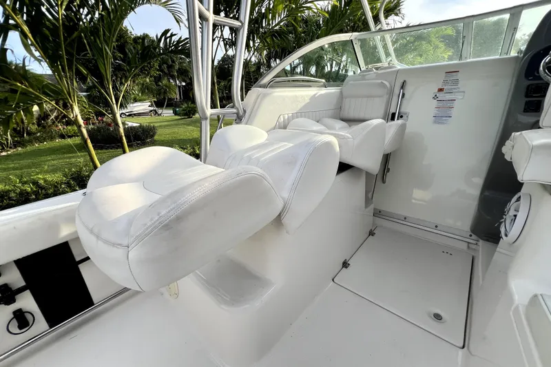 Slide: The Image of L'immagine mostra l'interno di una barca Robalo R265 Walkaround con sedili bianchi. - 51