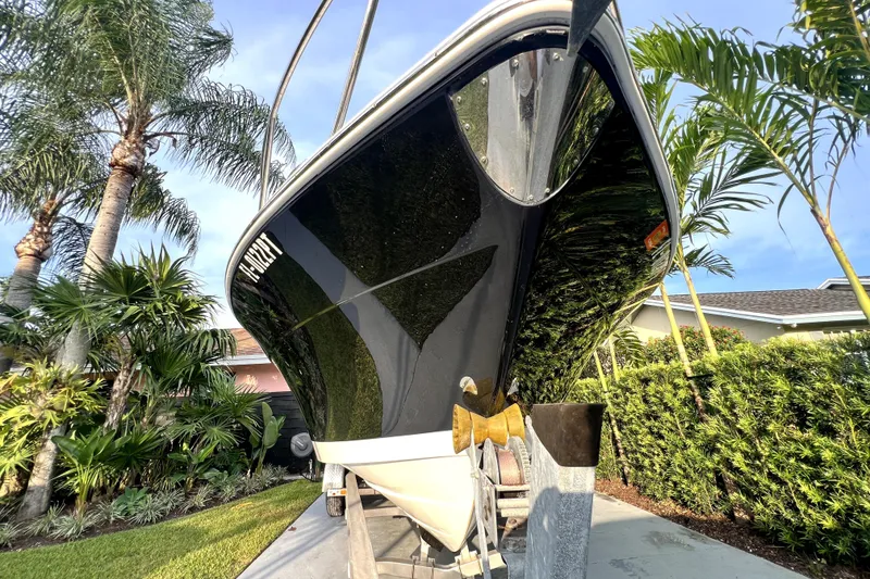 Slide: The Image of Ein Robalo R265 Walkaround Boot von 2014 steht auf einem Anhänger, umgeben von Palmen. - 29