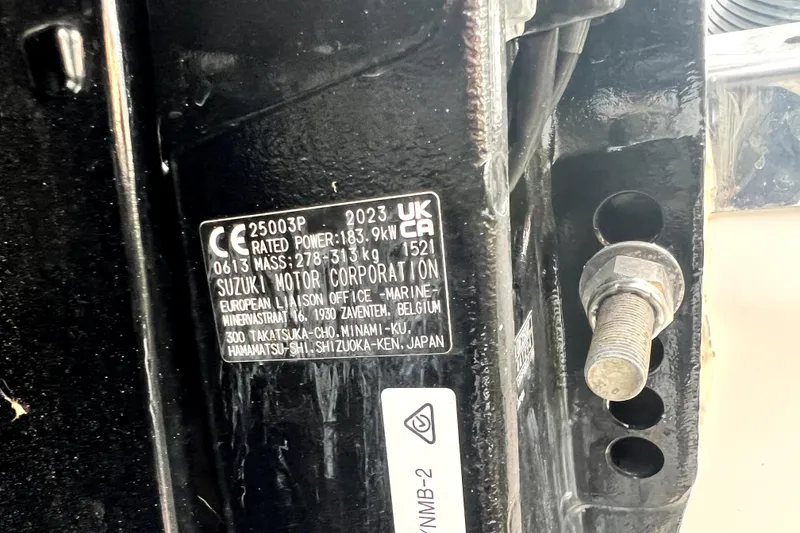 Slide: The Image of Un moteur Suzuki avec des détails techniques sur une étiquette. - 16