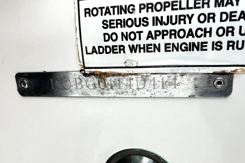 Slide: The Image of 2014 Robalo R265 Walkaround boat warning label and identification plate. - 20