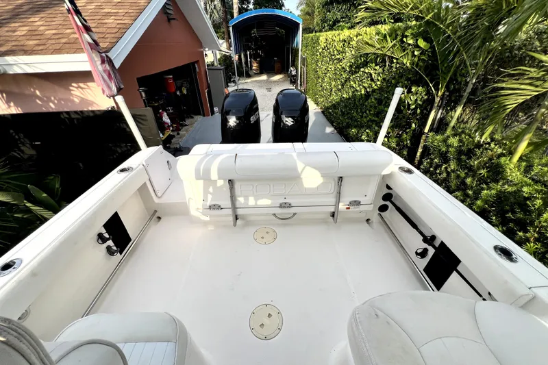 Slide: The Image of Le bateau est un Robalo R265 Walkaround de 2014, garé dans une allée. - 58