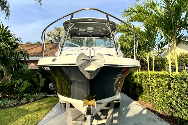 Slide: The Image of Un bateau Robalo R265 Walkaround est sur une remorque dans une allée. - 32