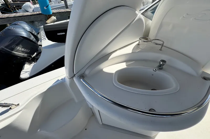 Slide: The Image of 2006 Sea Ray 340 Sundancer boat sink with Yamaha engines in background. - 18