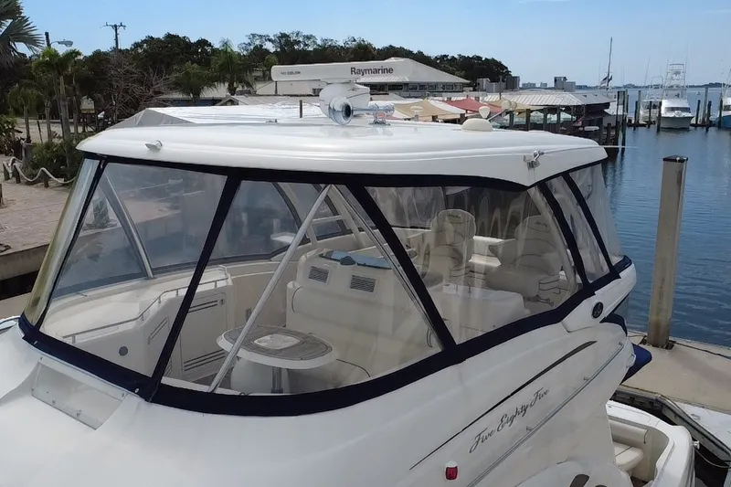 Slide: The Image of Un Sea Ray 550 Sedan Bridge de 2006 atracado. Presenta una cabina cerrada con ventanas claras. - 26