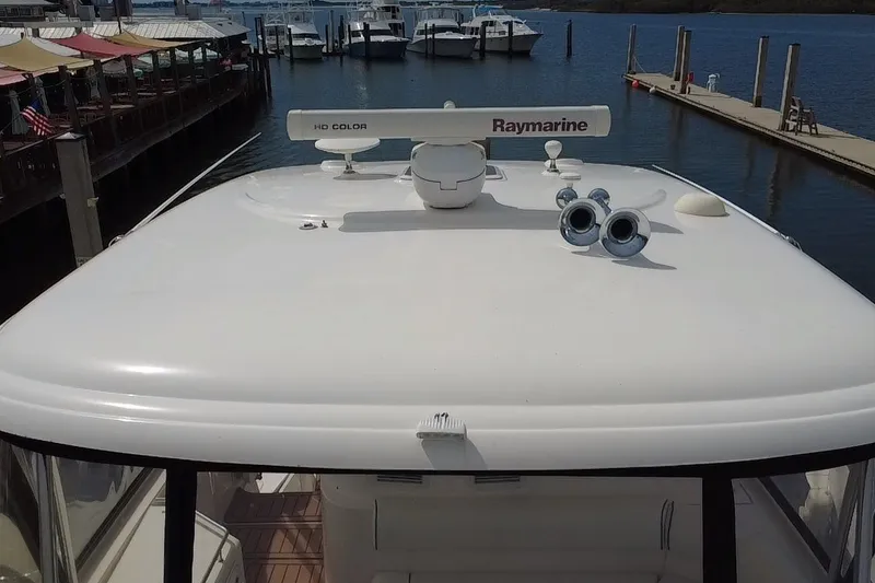 Slide: The Image of Das Bild zeigt das Dach einer Sea Ray 550 Sedan Bridge von 2006 mit Raymarine-Ausrüstung. - 15