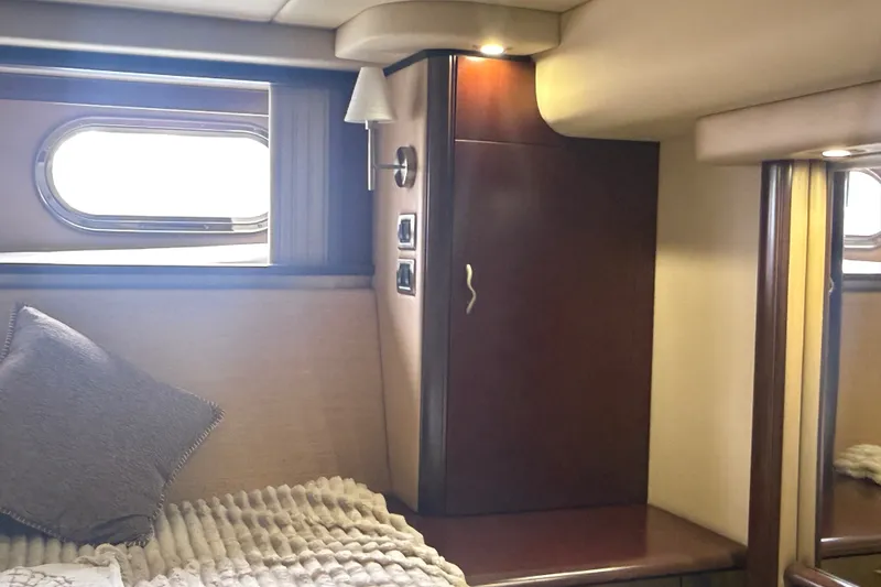 Slide: The Image of Luxurious cabin interior of 2006 Sea Ray 550 Sedan Bridge yacht. - 88