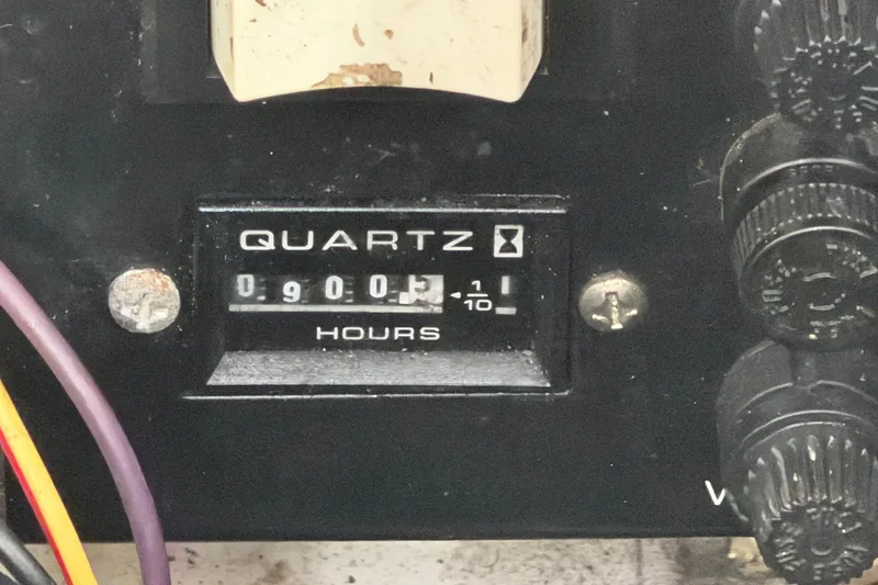 Slide: The Image of Hour meter showing 900.5 hours on a 2006 Sea Ray Sundancer 320. - 103