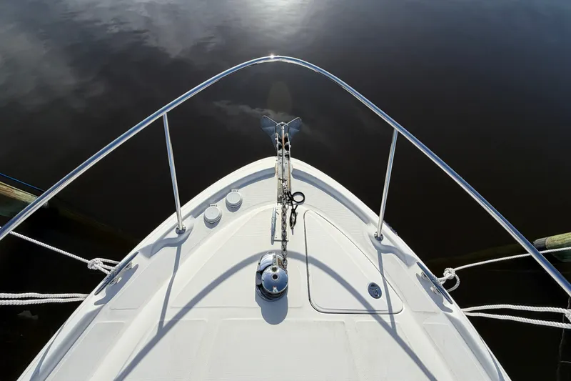 Slide: The Image of Bow view of 2006 Sea Ray Sundancer 320 yacht on calm water. - 20