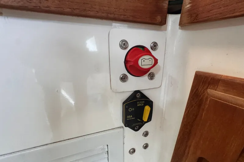 Slide: The Image of Electrical panel on 2005 Atlas Boat Works Acadia 25, featuring battery switch and circuit breaker. - 35