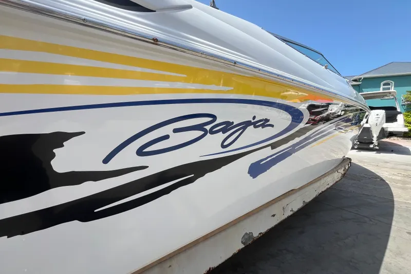 Slide: The Image of Primer plano del lateral de un Baha Cruisers 302 de 2005 con diseño audaz. - 10