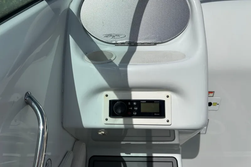 Slide: The Image of La imagen muestra el tablero de un Baha Cruisers 302 de 2005 con una radio y altavoz. - 27