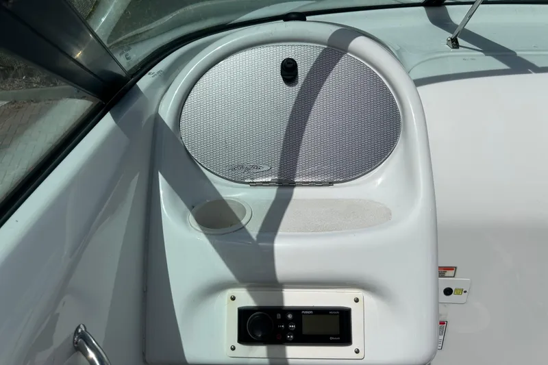 Slide: The Image of De afbeelding toont het dashboard van een Baha Cruisers 302 uit 2005 met luidspreker en bediening. - 26