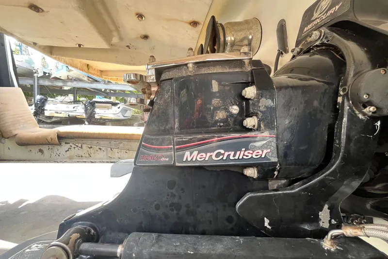 Slide: The Image of Close-up van een MerCruiser-motor op een Baha Cruisers 302 boot uit 2005. - 7