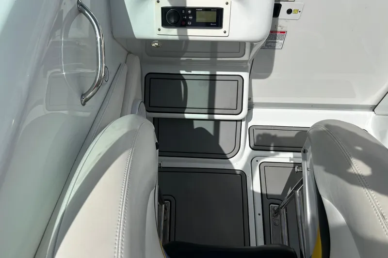 Slide: The Image of Interno di un Baha Cruisers 302 del 2005 con sedili bianchi e console di controllo. - 28