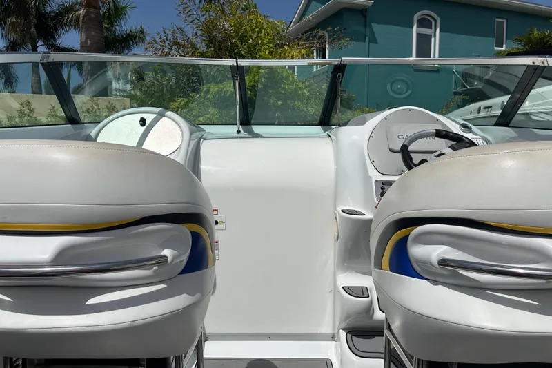 Slide: The Image of L'immagine mostra il cockpit di un Baha Cruisers 302 del 2005 con due sedili bianchi. - 19