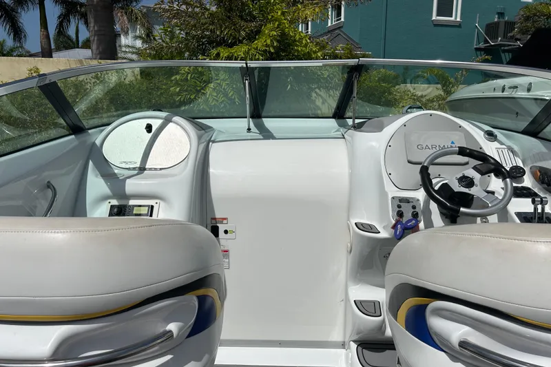 Slide: The Image of Le cockpit d'un Baha Cruisers 302 de 2005 avec deux sièges et un système de navigation Garmin. - 20
