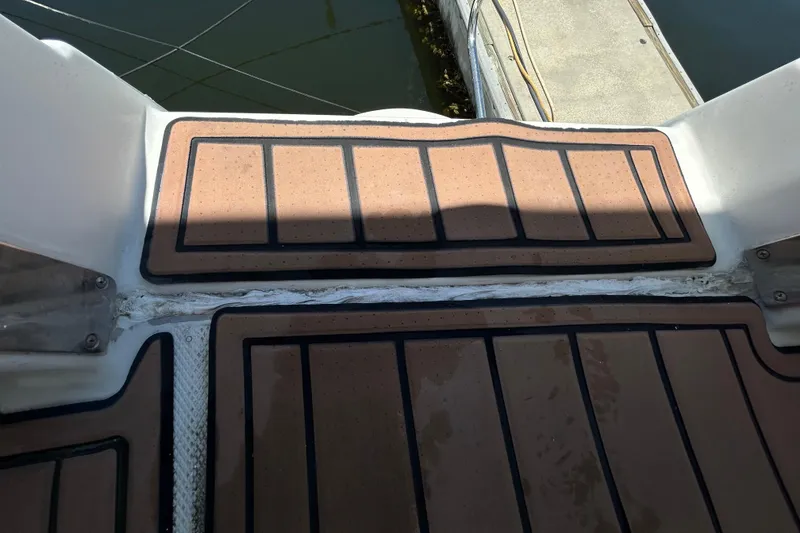 Slide: The Image of Pavimento in teak su Carver 36 Motor Yacht 2005. - 148