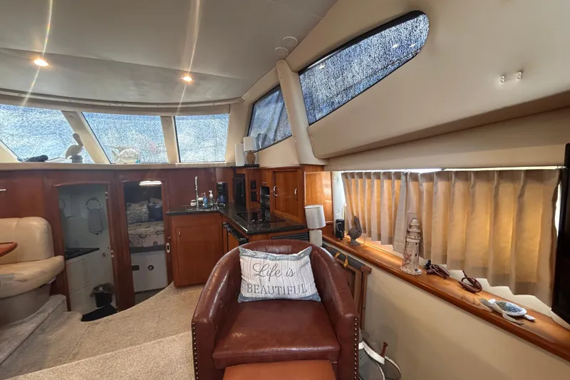 Slide: The Image of Interior de un Carver 36 Motor Yacht 2005, acogedor y elegantemente amueblado. - 68
