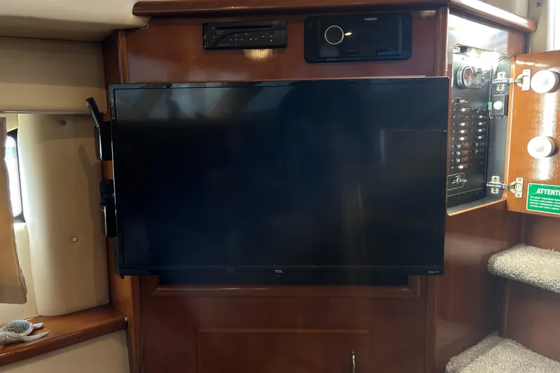 Slide: The Image of Interior del Carver 36 Motor Yacht con TV y controles. - 65