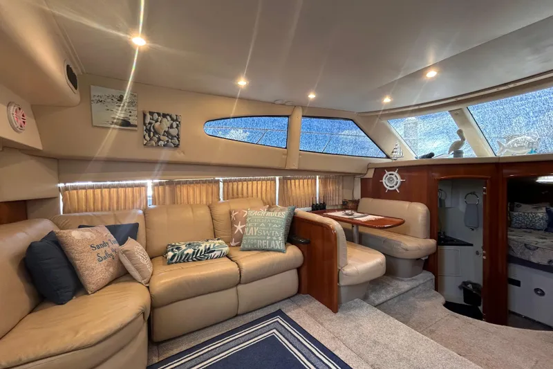 Slide: The Image of Innenraum einer Carver 36 Motor Yacht von 2005, gemütlich und stilvoll eingerichtet. - 115
