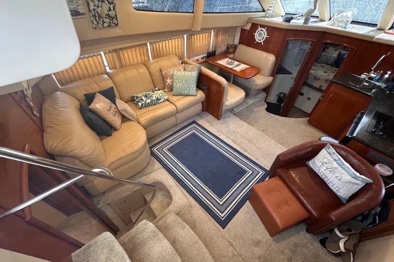 Slide: The Image of Intérieur d'un Carver 36 Motor Yacht 2005 avec coin salon confortable. - 62