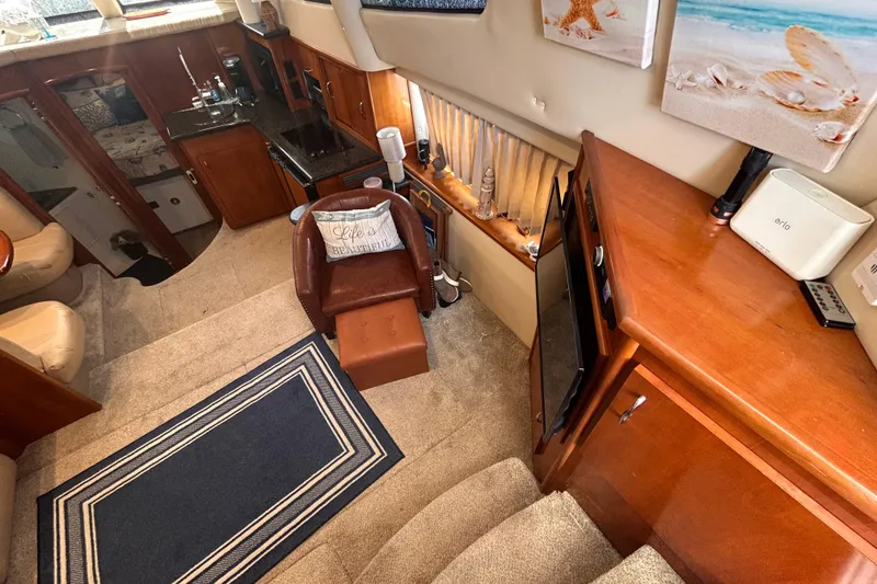 Slide: The Image of Interieur van Carver 36 Motor Yacht 2005 met gezellige inrichting. - 64