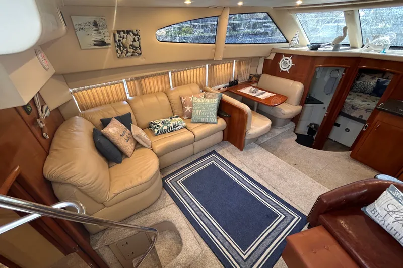 Slide: The Image of Interior del Carver 36 Motor Yacht 2005 con sofá beige y acentos azules. - 63