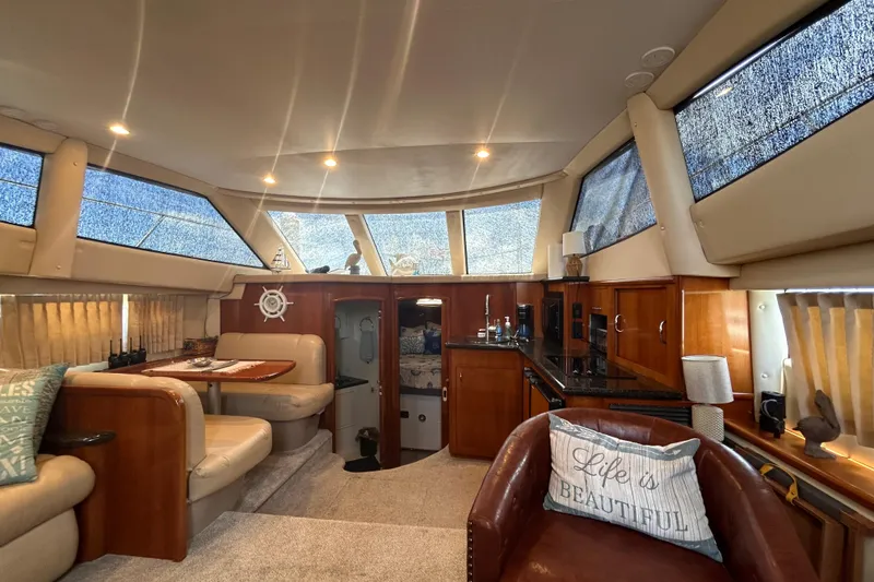 Slide: The Image of Innenraum einer Carver 36 Motor Yacht von 2005, gemütlich und stilvoll eingerichtet. - 69