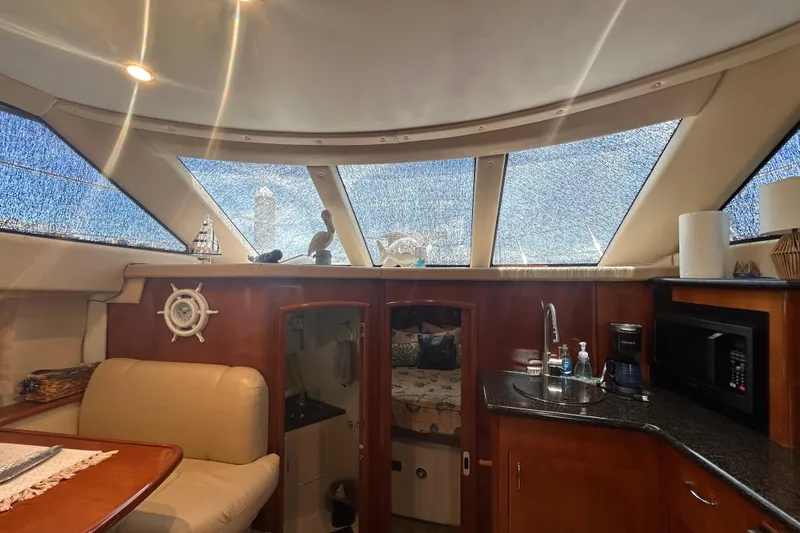 Slide: The Image of Interior de un Carver 36 Motor Yacht 2005 con cocina y área de asientos. - 87