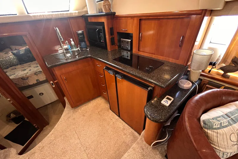 Slide: The Image of Interior del Carver 36 Motor Yacht 2005 con cocina. - 74