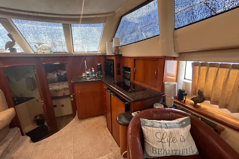 Slide: The Image of Intérieur d'un Carver 36 Motor Yacht 2005 avec un mobilier confortable. - 70