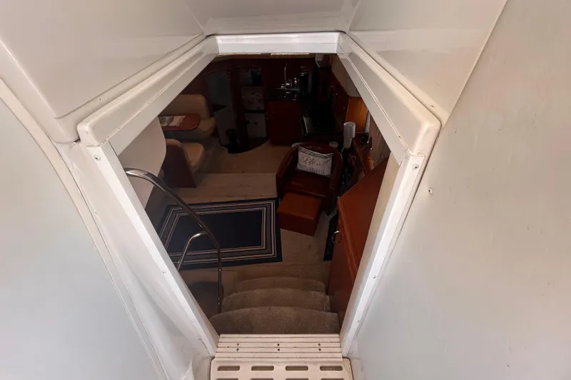 Slide: The Image of Interieur van een Carver 36 Motor Yacht 2005, zicht op trap en salon. - 59