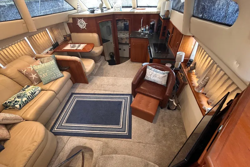 Slide: The Image of Interior de un Carver 36 Motor Yacht 2005, acogedor y elegantemente amueblado. - 61