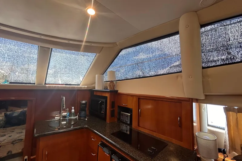 Slide: The Image of Innenraum der Carver 36 Motor Yacht 2005 mit Küche. - 73
