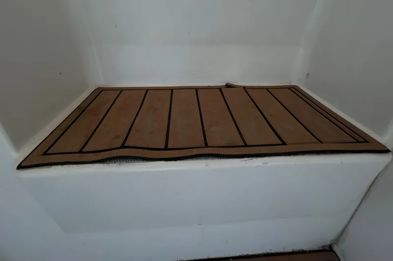 Slide: The Image of Alfombra de cubierta de teca en Carver 36 Motor Yacht, modelo 2005. - 146