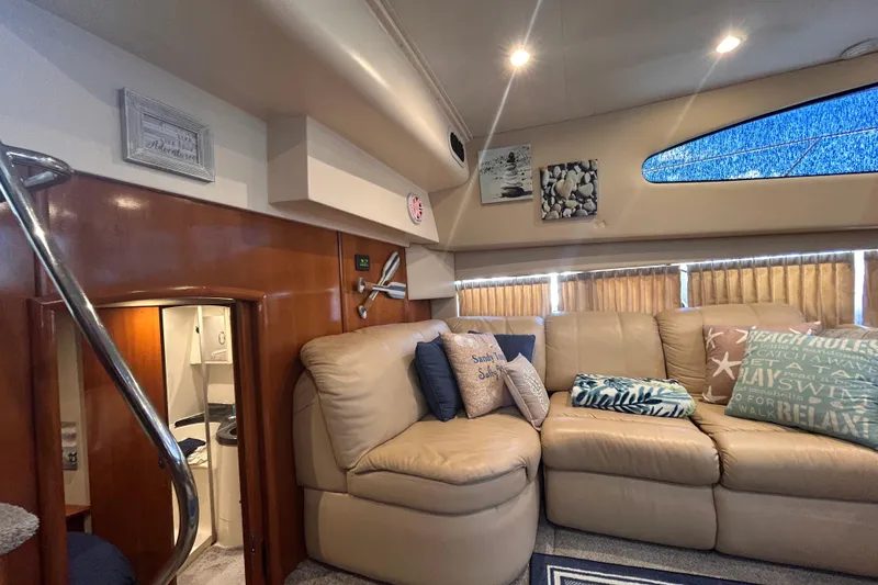Slide: The Image of Interieur van een Carver 36 Motor Yacht 2005 met beige bank. - 118