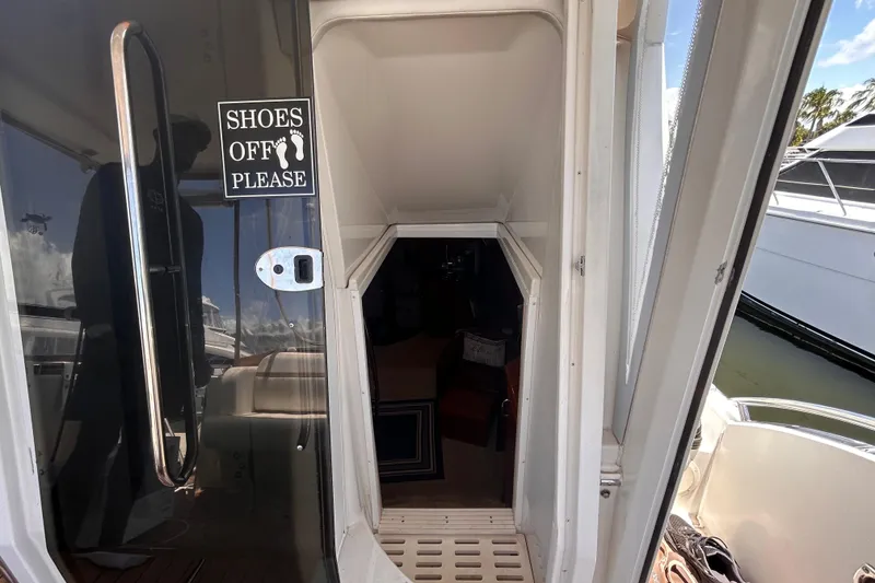 Slide: The Image of Ingresso del Carver 36 Motor Yacht 2005 con cartello "Scarpe fuori". - 58
