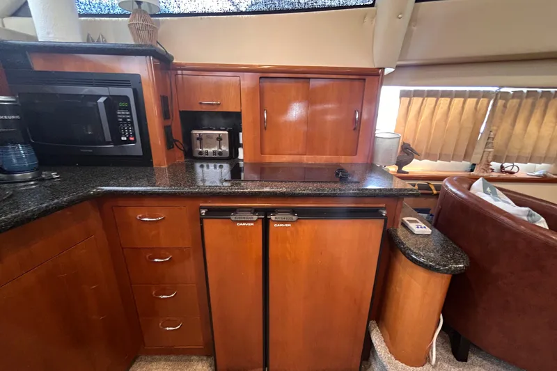Slide: The Image of Innenraum der Carver 36 Motor Yacht 2005 mit Küche. - 75