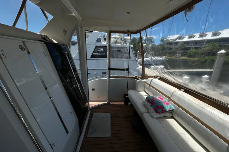 Slide: The Image of Carver 36 Motor Yacht 2005 mit gemütlichem Innenraum und Sitzbereich. - 55
