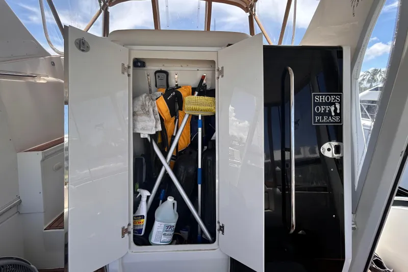 Slide: The Image of Area di stoccaggio su Carver 36 Motor Yacht, forniture per la pulizia visibili. - 57