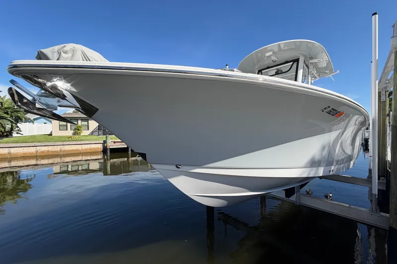 The Image of Een Sea Hunt Gamefish 27CB uit 2025 aangemeerd. De boot heeft een slank, modern ontwerp. - 0