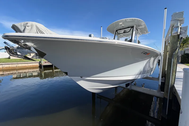 Slide: The Image of Ein Sea Hunt Gamefish 27CB von 2025 liegt an einem Dock. Es hat ein elegantes, modernes Design. - 84