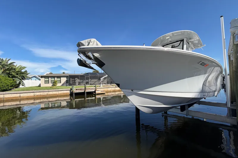 Slide: The Image of Sea Hunt Gamefish 27CB 2025: Design elegante, su un sollevatore sopra acqua calma, con cielo blu. - 83